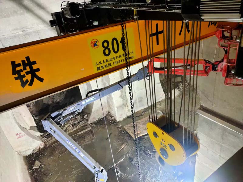 中鐵集團盾構機起重機施工現場